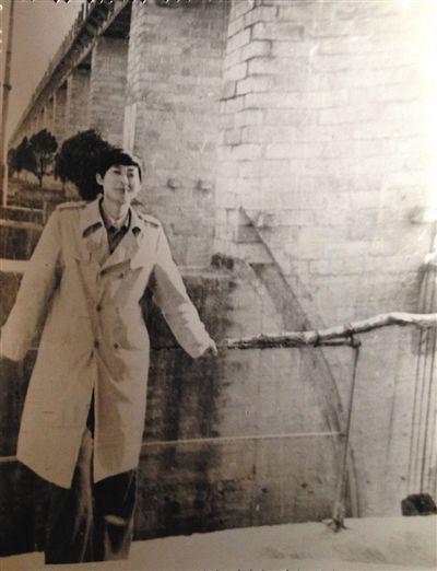 1995年，于英生在蚌埠淮河閘上留影。