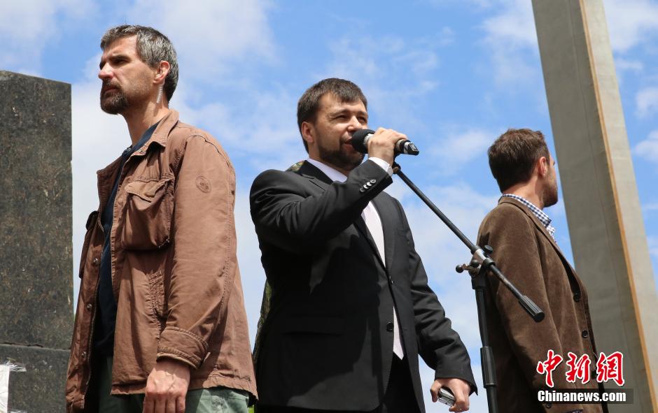 頓涅茨克市民眾要求"頓涅茨克人民共和國"加入俄羅斯 頓涅茨克市民眾要求"頓涅茨克人民共和國"加入俄羅斯