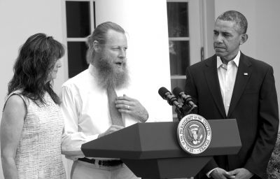 美國總統(tǒng)奧巴馬和伯格達(dá)爾的父母共同出席新聞發(fā)布會(huì)。圖/CFP