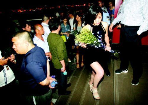 血案發(fā)生幾天來，很多招遠(yuǎn)市民自發(fā)送來鮮花，悼念逝者。本報記者趙金陽見習(xí)記者呂奇攝