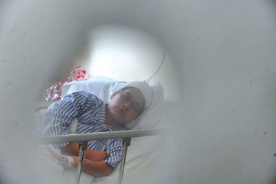 　6月3日，被打的值班醫(yī)生在病房接受治療。新華社發(fā)