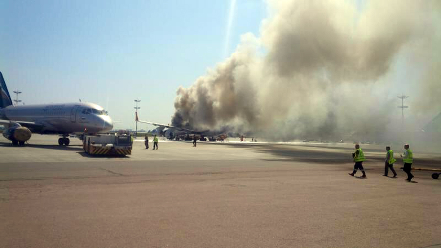 俄羅斯一架客機在機場著火損毀 俄羅斯一架客機在機場著火損毀
