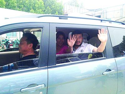 孫正龍和妻子、家人，揮手和醫(yī)護人員告別。張凌飛