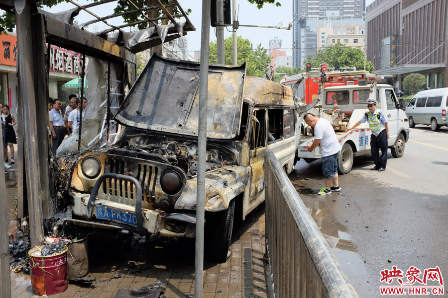 吉普車燒毀嚴(yán)重，基本報(bào)廢。