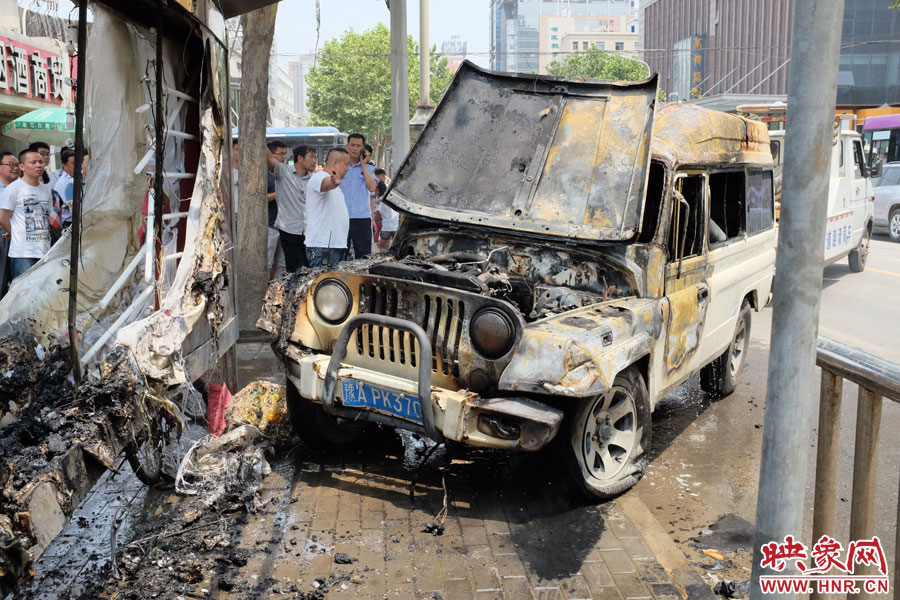 火災(zāi)撲滅后，交警部門將車進(jìn)行拖離。