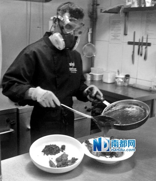 廚師在烹制最辣雞腿醬時(shí)要戴“防辣”面罩。