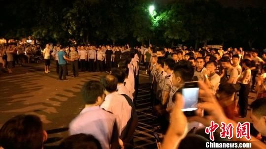 大批警力集中撤離現(xiàn)場(chǎng)。 王剛 攝