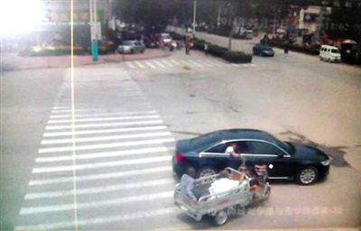 23日中午，陳母被突然噴毒。新京報記者 王瑞鋒 攝