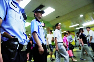 地鐵內,攜槍巡邏。