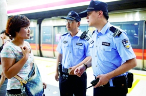 地鐵內,遇到群眾求助。