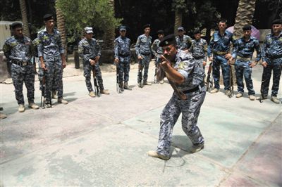 　5日，伊拉克巴格達(dá)，新招募的安全部隊(duì)成員進(jìn)行訓(xùn)練。