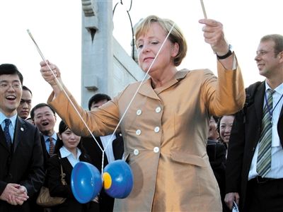 2007年8月27日，北京，默克爾正在玩扯鈴。