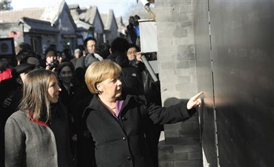 2012年2月2日，北京，默克爾來到南鑼鼓巷游覽。