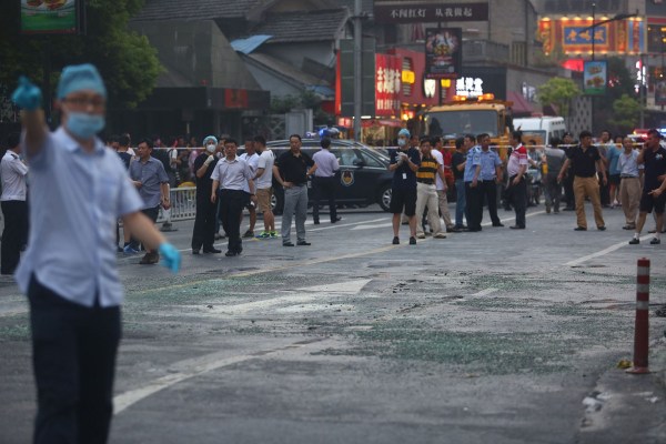 　圖為醫(yī)護人員到現(xiàn)場救援。