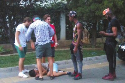 外籍男子路邊發(fā)現(xiàn)醉漢將其圍住。