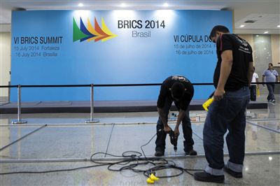 　13日，福塔萊薩的塞阿拉州會(huì)展中心，工作人員布置會(huì)場(chǎng)新聞發(fā)布廳。