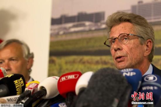 7月17日，在荷蘭阿姆斯特丹斯希普霍爾機(jī)場(chǎng)舉行的的新聞發(fā)布會(huì)上，馬航歐洲區(qū)負(fù)責(zé)人介紹情況。