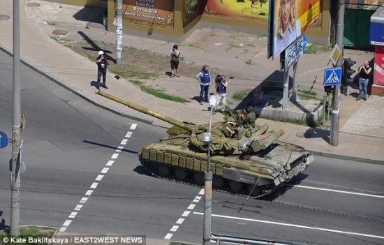 當地時間7月21日,烏克蘭政府軍和民間武裝在頓涅茨克機場火車站附近發(fā)生激烈交火,火車站附近街道受到炮 當地時間7月21日,烏克蘭政府軍和民間武裝在頓涅茨克機場火車站附近發(fā)生激烈交火,火車站附近街道受到炮