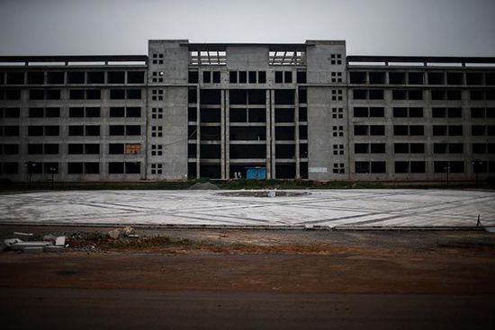 2014年7月11日，安徽省宿州市蕭縣，空置廢棄的縣政府新大樓。 澎湃新聞 楊一 圖