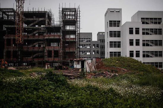 2014年7月11日，安徽省宿州市蕭縣，荒棄的政府新辦公樓前荒草一片。 澎湃新聞 楊一 圖