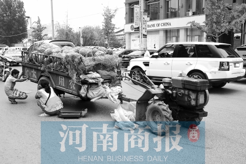 兩車相蹭后,小陳與妻子慌了神 兩車相蹭后,小陳與妻子慌了神