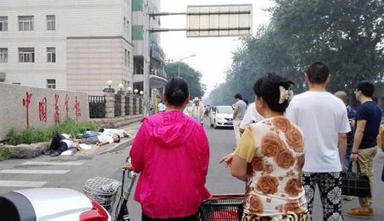 陳建國(guó)看來(lái)，那7個(gè)鄉(xiāng)親會(huì)選擇喝農(nóng)藥，他并不意外。