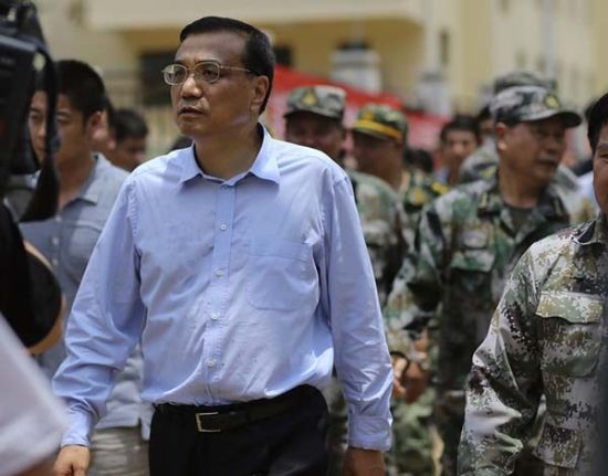 　8月4日，中共中央政治局常委，國務(wù)院總理李克強在云南魯?shù)榈卣馂?zāi)區(qū)察看災(zāi)情。