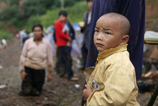 帳篷有限，尚有不少村民沒有地方躲雨。澎湃新聞 程藝輝 圖