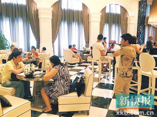 　昨天雖是工作日,但南海區(qū)某樓盤(pán)客流不少。