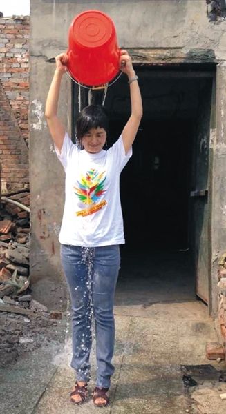 20日下午，央視主持人張泉靈參與“冰桶挑戰(zhàn)賽”。圖片來自微博