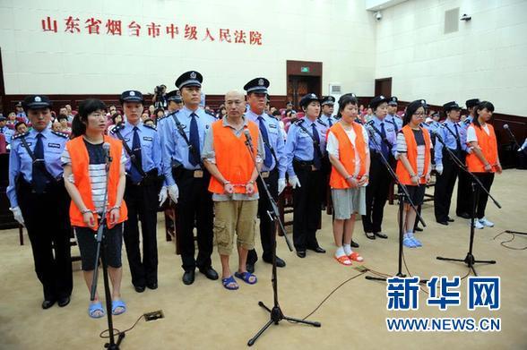 8月21日，被告人張帆、張立冬、呂迎春、張航、張巧聯(lián)到庭。法庭逐一核對(duì)被告人身份。