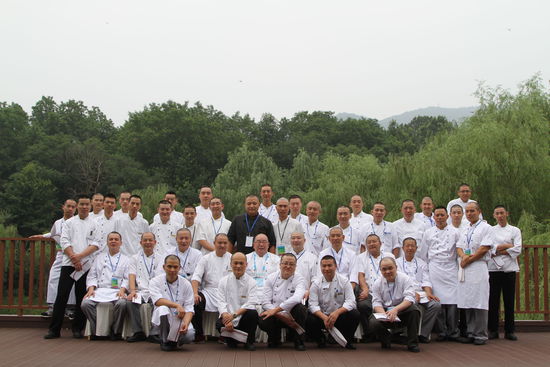 幾十位光頭廚師的大合照。 花惠生 供圖