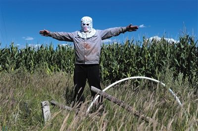 一牧民向記者描述化工園區(qū)打的水井：“他們的井又深又大，我們肯定搶不過他們?！? width=