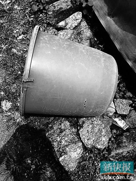 　　事發(fā)現(xiàn)場發(fā)現(xiàn)的彈孔。