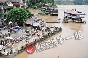 沙坪壩區(qū)磁器口，江水逼近休閑平臺。