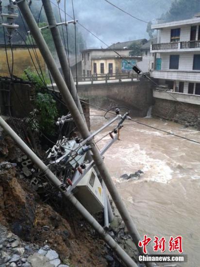 9日以來，陜西省鎮(zhèn)巴縣持續(xù)出現(xiàn)強(qiáng)秋淋天氣，21鎮(zhèn)不同程度受災(zāi)，電力、交通、移動(dòng)通訊一度中斷。