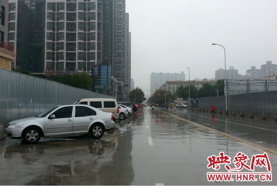 由于停車場分配不均，廣大私家車主選擇將車停在路邊。