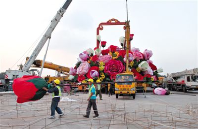 吊裝現(xiàn)場。昨晚，天安門立體主花壇“祝福祖國”完工，今天起供游人參觀。