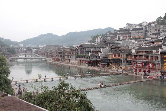 鳳凰古城以被吐槽七次高居最想吐槽榜榜首，而這七次吐槽全部來自在鳳凰古城隨機采訪的10名游客中。