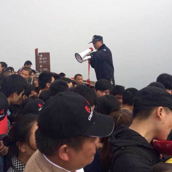 八達(dá)嶺長城上保安在維持秩序。