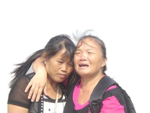 見到救命恩人魏冬桂（左），沈愛蘭十分激動