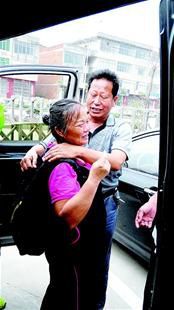 離別時，沈愛蘭（左）擁抱救命恩人李春富