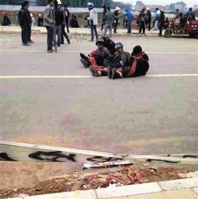 14日，沖突現(xiàn)場，幾名頭戴鋼盔的人被捆綁著。圖/東方IC