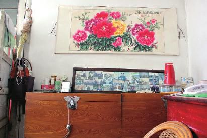 　陳會英將兒女的照片都裱起來，裝在一個大相框里，放在箱子上經常看，其中最多的就是劉金國的照片。