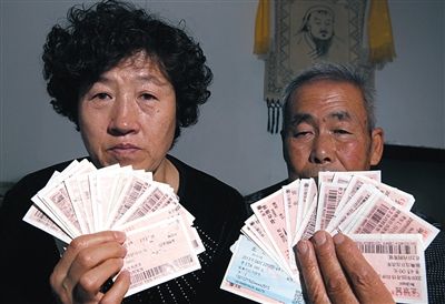 尚愛云夫婦展示上訪留下的車票,這些只是一部分。