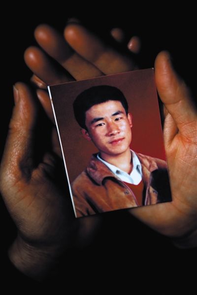 尚愛云捧著兒子的照片。