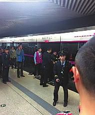 昨日18時57分，北京地鐵5號線惠新西街南口一女子遭遇不幸。昨晚9時記者在中日友好醫(yī)院發(fā)現(xiàn)女子已不幸身亡，女子遇險是被夾在安全門和地鐵門中間，列車啟動后掉下站臺。