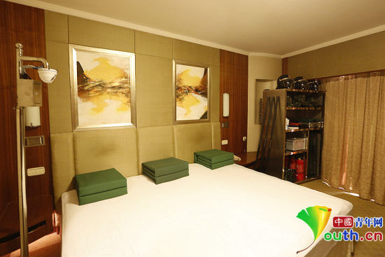 雖然在五星級(jí)飯店房間駐守，但武警官兵自帶被褥及生活用品，將兩張單人床拼成三人通鋪使用。