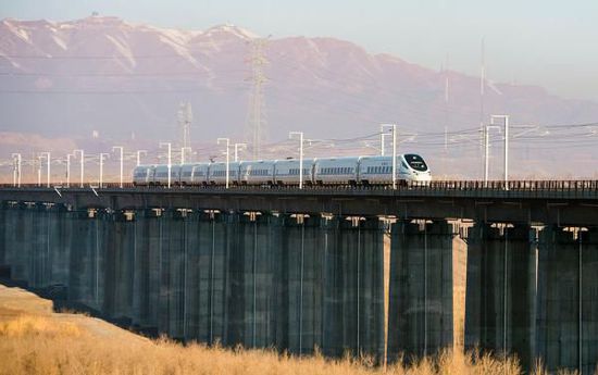 11月16日，從烏魯木齊南站首發(fā)的D8602次列車(chē)駛往哈密。