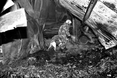 救援人員在山東壽光一食品廠火災現(xiàn)場搜救。新華社發(fā)